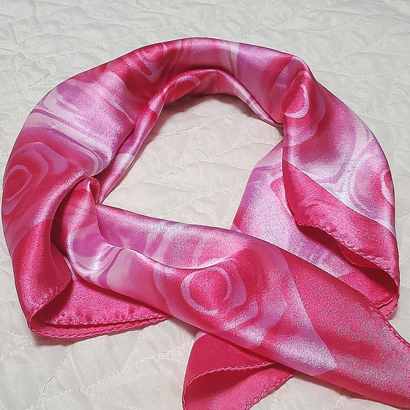 Cute rose scarf - Picture 1 of 3